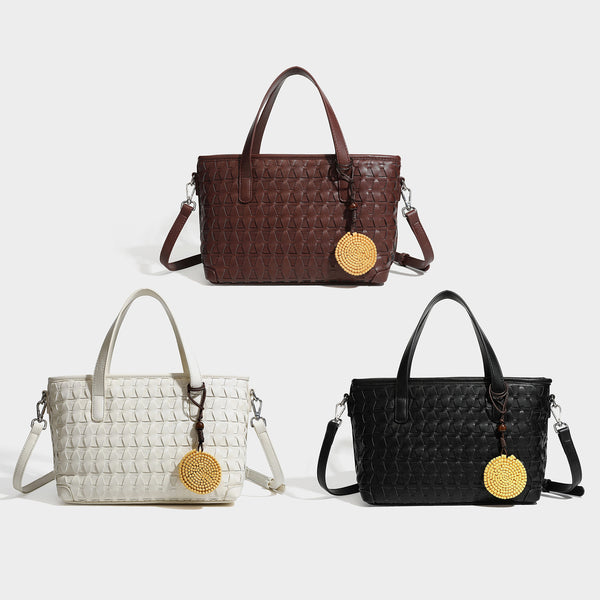 Strukturierte Tote-Bag aus Lederoptik mit geprägter Flechtstruktur, zwei Tragegriffen, abnehmbarem Schulterriemen und rundem Perlenanhänger