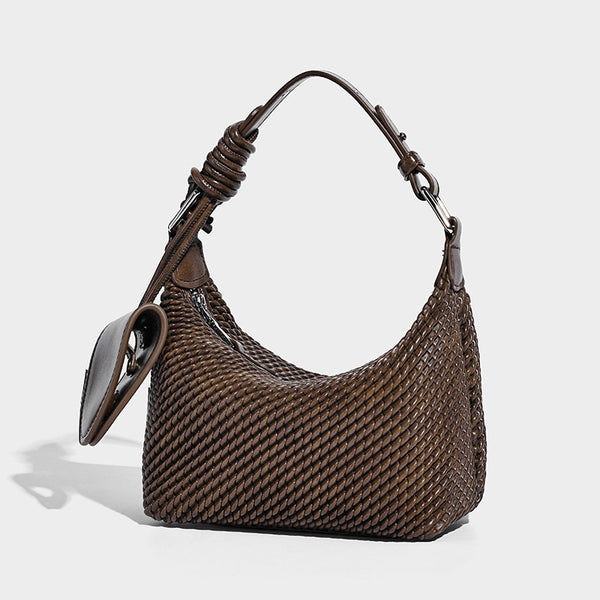 Halbmondförmige Hobo-Schultertasche in gewebter Optik mit geknotetem Tragegriff, integrierter Mini-Klappentasche und verstellbarem Träger in warmen