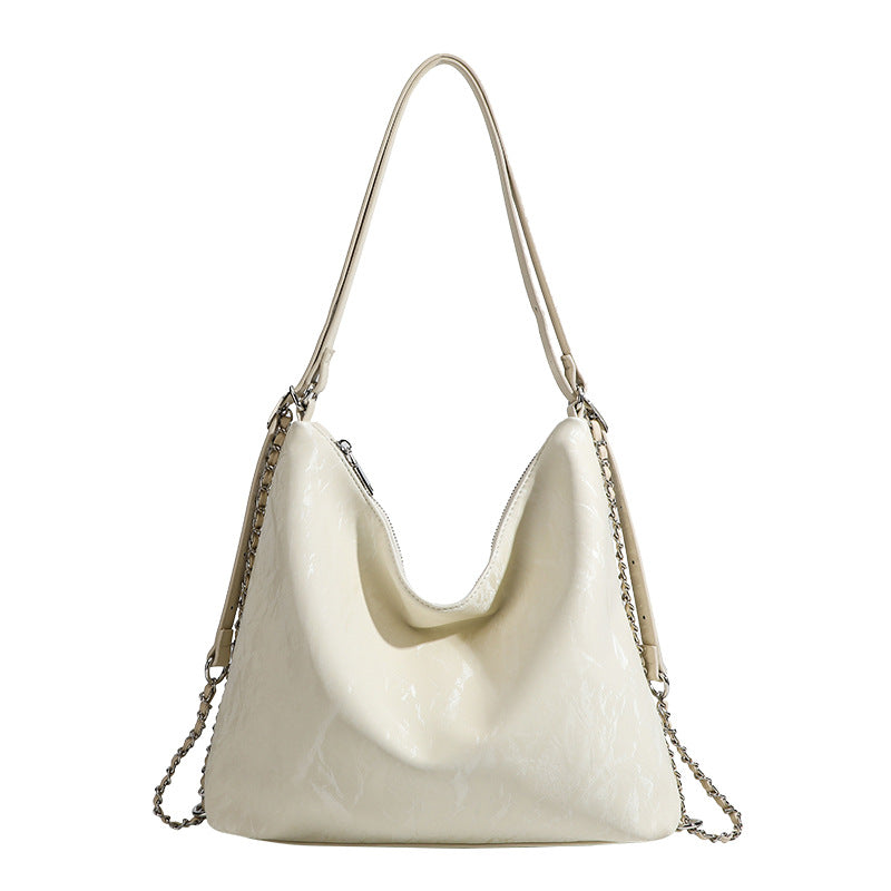 Lässige Hobo-Schultertasche mit glänzender, geknitterter Oberfläche, silberfarbenen Kettenriemen und Reißverschluss, Detailansicht 5