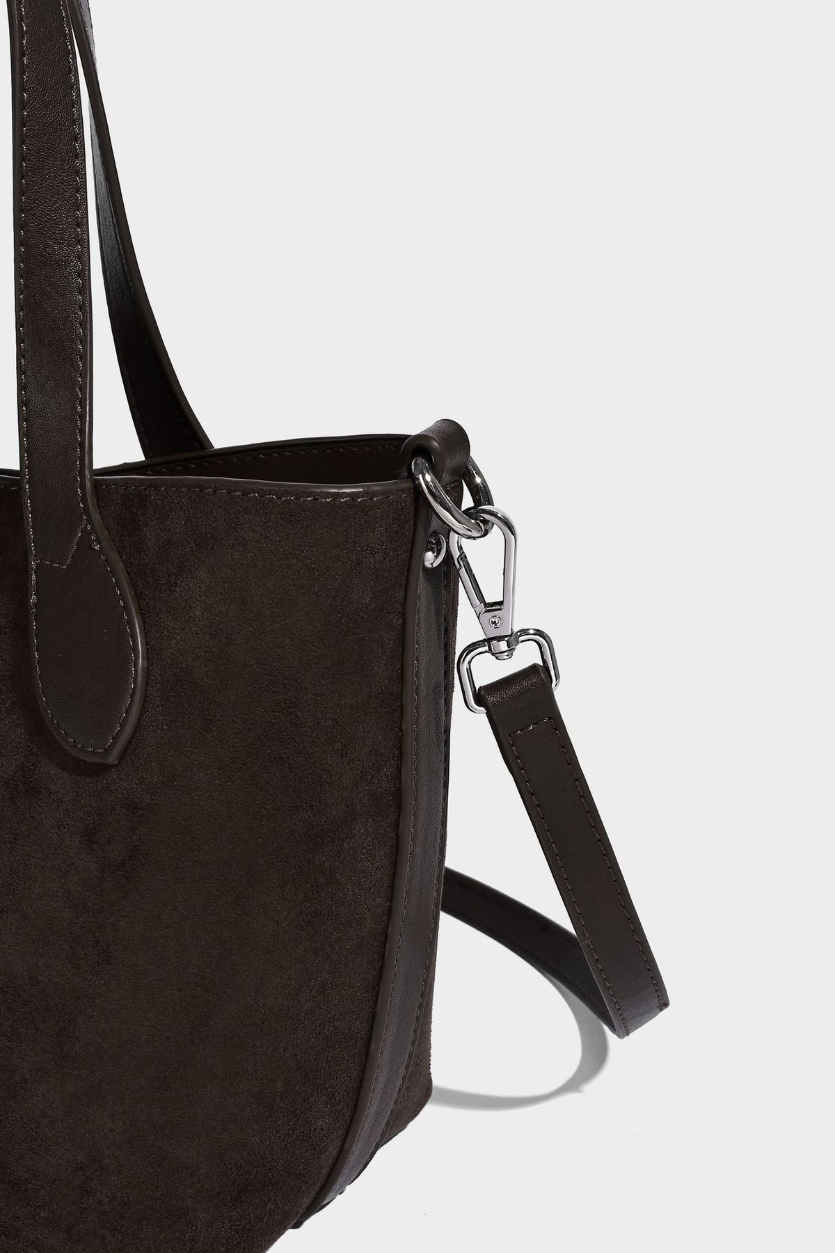 Kleine, strukturierte Tote-Handtasche in Wildlederoptik mit Elefantenanhänger, zwei oberen Tragegriffen und abnehmbarem Crossbody-Riemen, Detailansicht