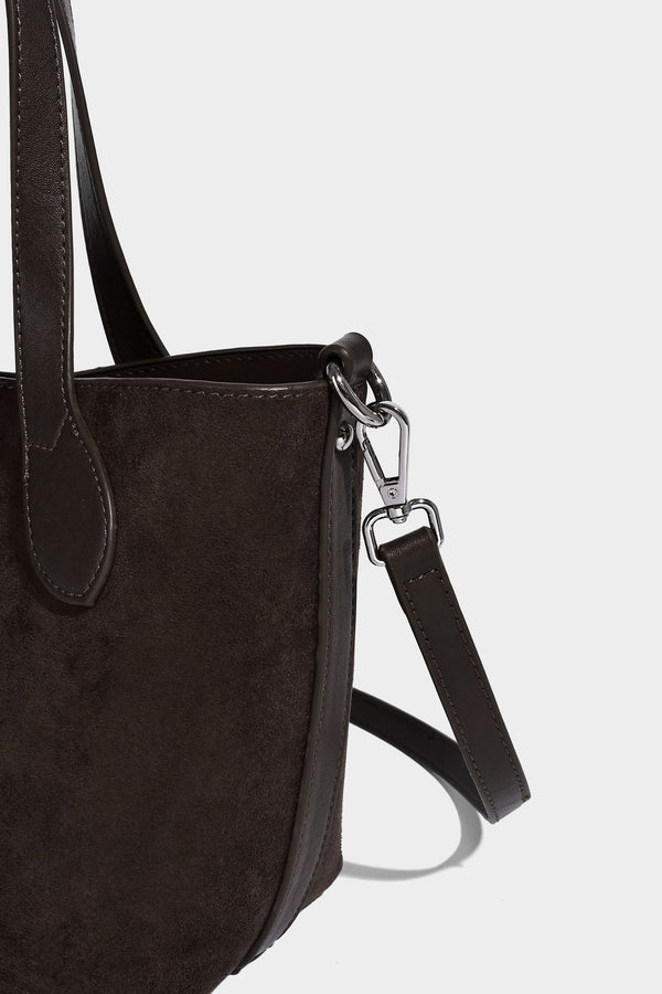 Kleine, strukturierte Tote-Handtasche in Wildlederoptik mit Elefantenanhänger, zwei oberen Tragegriffen und abnehmbarem Crossbody-Riemen, Detailansicht
