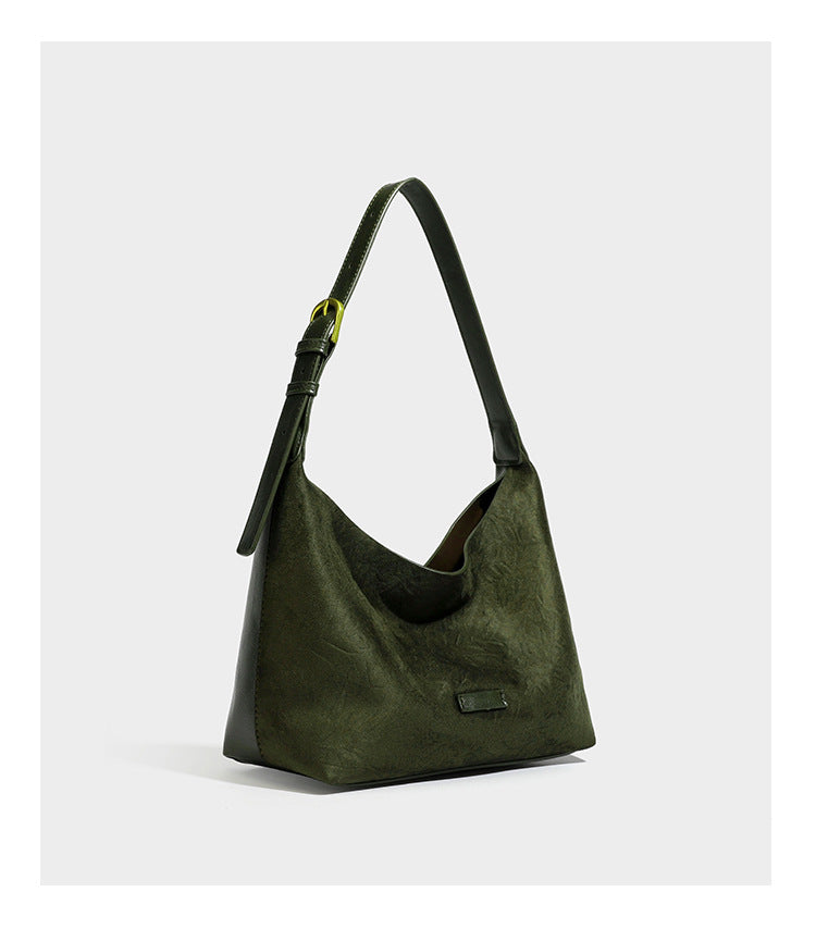 Dunkelbraune, lässig fallende Hobo-Schultertasche mit velourslederähnlich strukturierter Oberfläche, glatter lederähnlicher Paspelierung und Details in Antikgoldoptik, Detailansicht