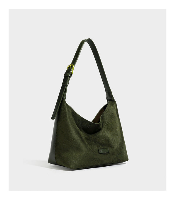 Dunkelbraune, lässig fallende Hobo-Schultertasche mit velourslederähnlich strukturierter Oberfläche, glatter lederähnlicher Paspelierung und Details in Antikgoldoptik, Detailansicht
