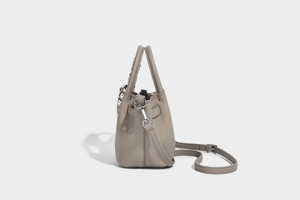 Kleine strukturierte Henkeltasche mit genarbter Oberfläche in Taupe, zwei Tragegriffen, bedrucktem Schalband, Drehverschluss an der Vorderseite und, Detail