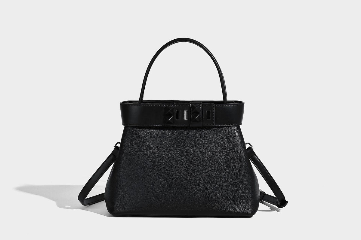 Strukturierte Trapez-Tote-Bag mit oberem Riemen mit Gürtelschnalle, genarbter Lederoptik und silberfarbenen Beschlägen, Detailansicht 9