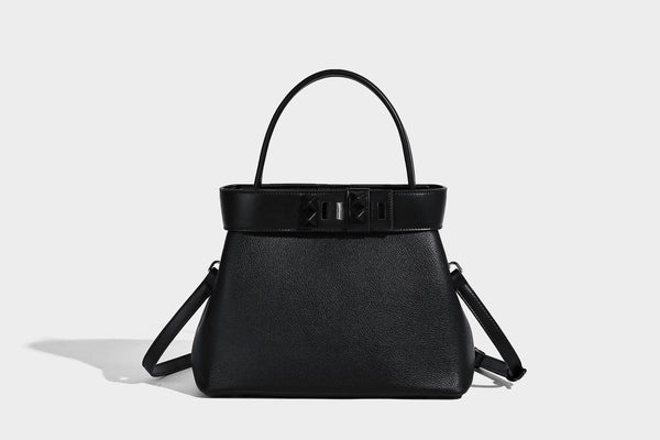 Strukturierte Trapez-Tote-Bag mit oberem Riemen mit Gürtelschnalle, genarbter Lederoptik und silberfarbenen Beschlägen, Detailansicht 9
