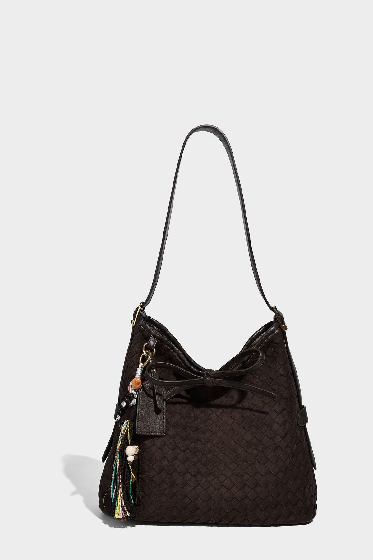 Dunkelbraune Beuteltasche mit Webstruktur, Knotenverschluss, Details in Goldoptik und verstellbarem Schulterriemen, Detailansicht 11