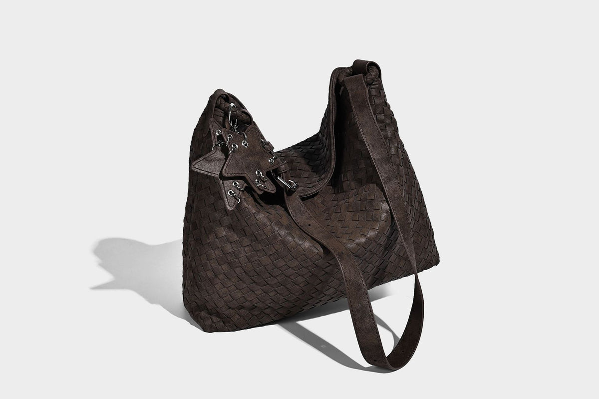 Weich fallende Hobo-Schultertasche mit gewebter Struktur, Beschlägen mit Sternanhänger und verstellbarem Riemen, Detailansicht 31