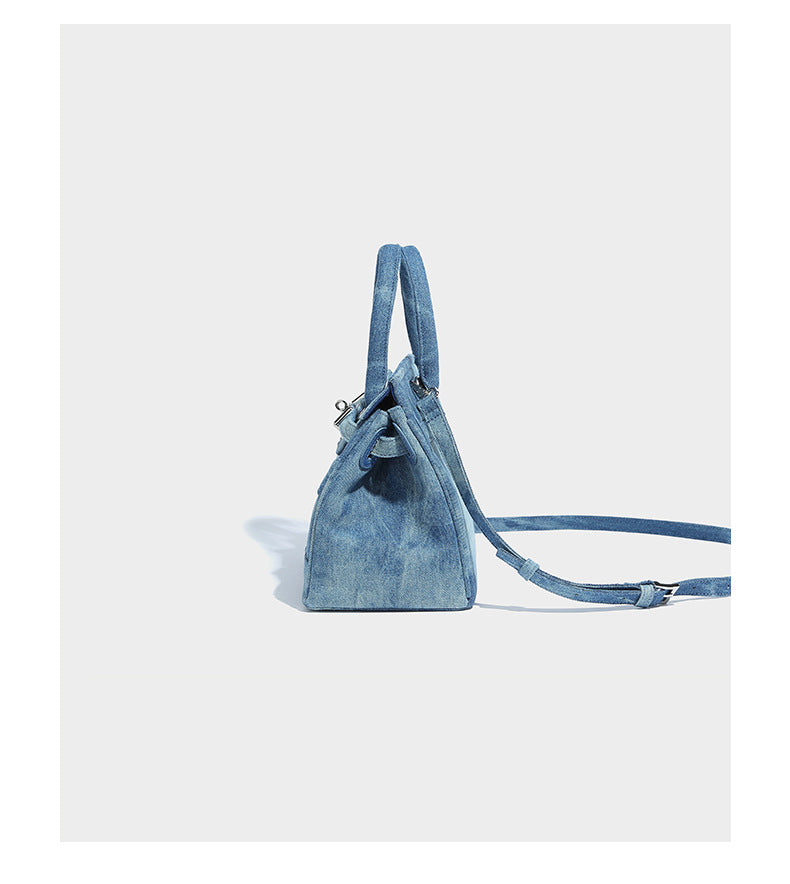 Strukturierte Patchwork-Henkeltasche aus gewaschenem Denim mit gerollten Tragegriffen, Überschlag mit Drehverschluss, aufgesetzten Fronttaschen und, Detail