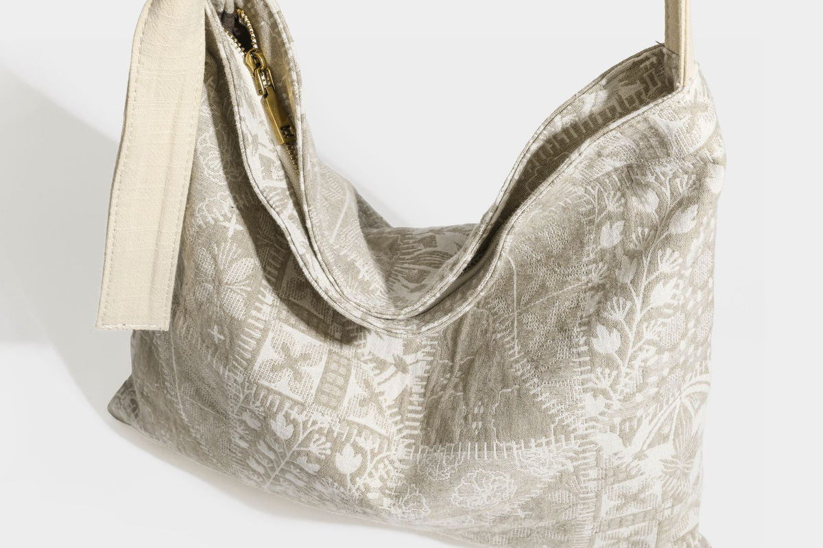 Weich fallende Hobo-Schultertasche aus Canvas mit botanischem Print, langem geknotetem Riemen und Reißverschluss oben, Detailansicht 23