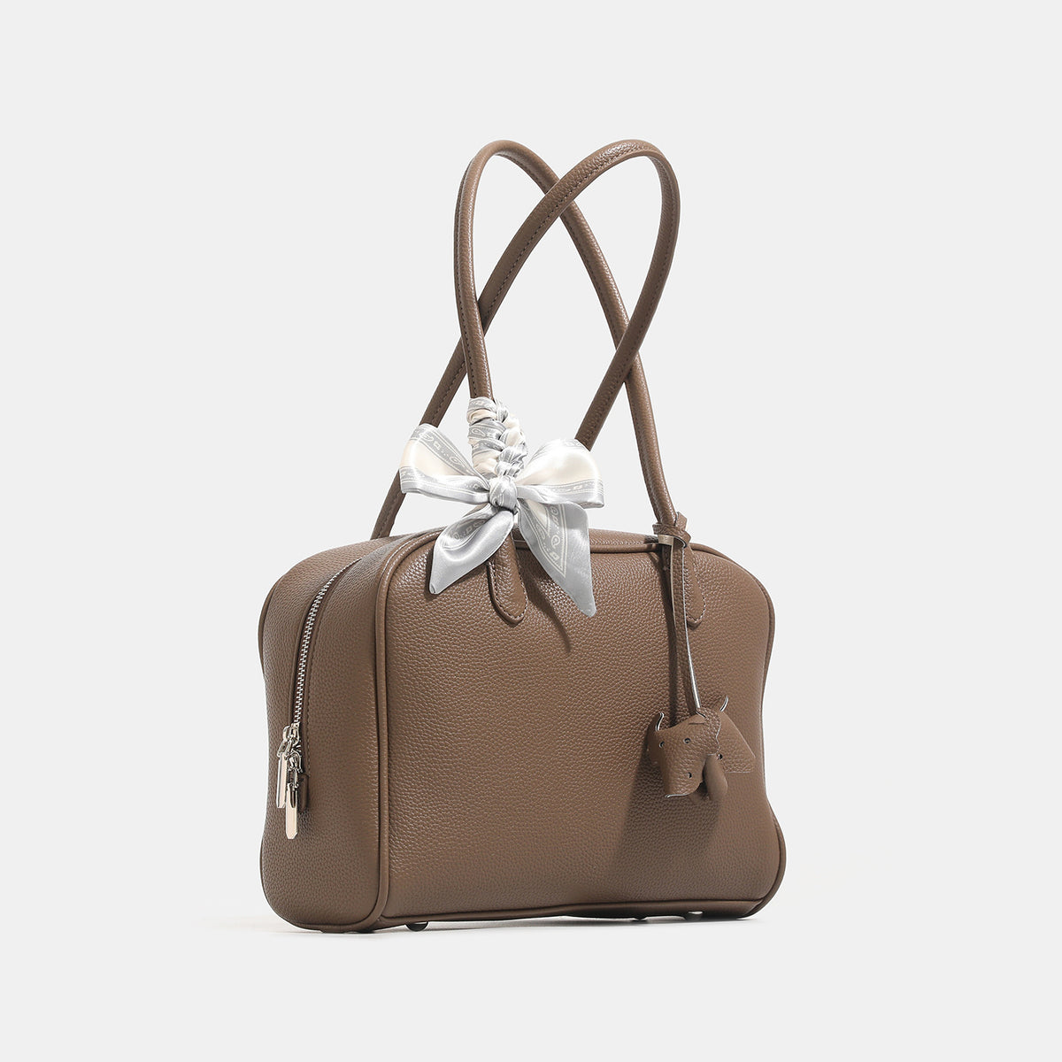 Strukturierte Boston-Tasche mit kurzem Henkel aus genarbtem lederähnlichem Material, Seidenschal-Bindung und Metallfüßchen, Detailansicht 3