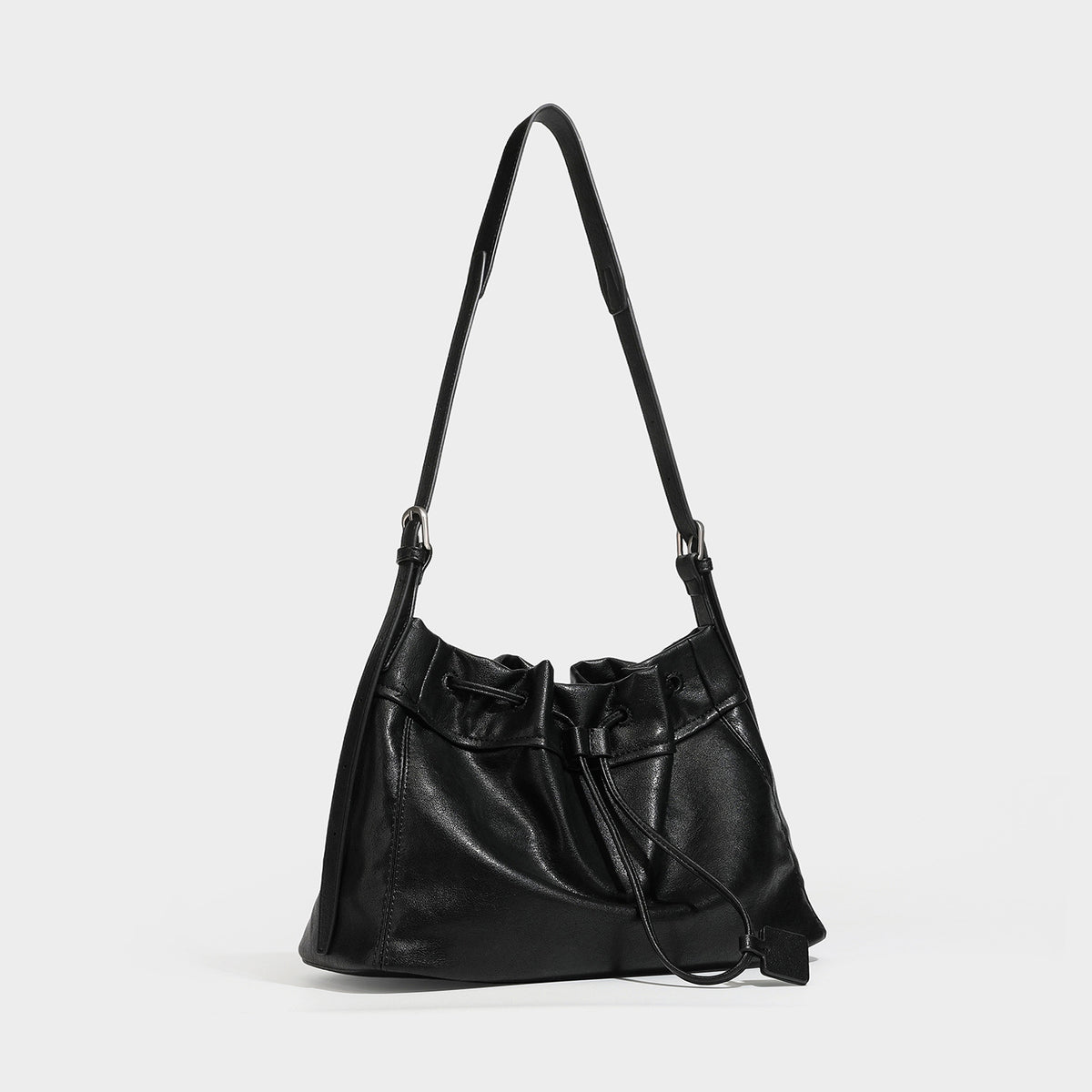 Lässig fallende Beuteltasche mit Kordelzug aus dunkelbrauner Espresso-Kunstleder-Optik, verstellbarem Riemen und Beschlägen mit Metallringen