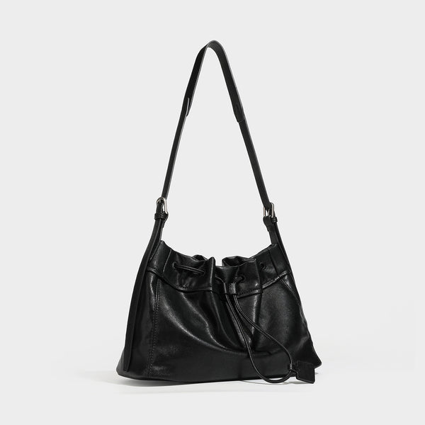 Lässig fallende Beuteltasche mit Kordelzug aus dunkelbrauner Espresso-Kunstleder-Optik, verstellbarem Riemen und Beschlägen mit Metallringen