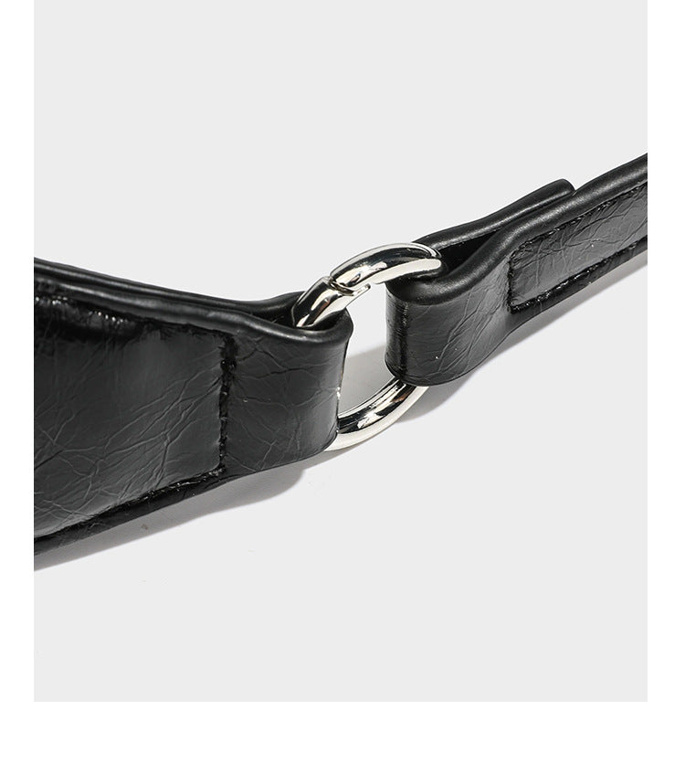 Lässig fallende Hobo-Schultertasche in Halbmondform mit glänzender, geknautschter Lederoptik, schmalem Riemen, silberfarbenen Ringbeschlägen und