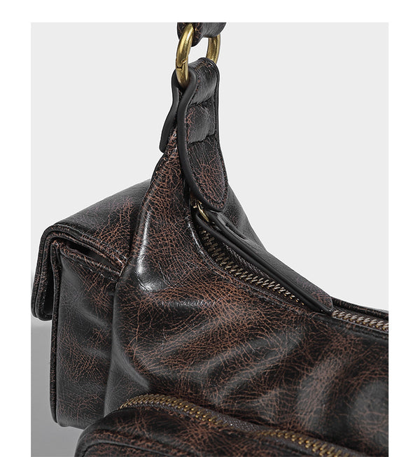 Formlose Schultertasche in Lederoptik mit mehreren Fächern, Used-Finish, vorderer Reißverschlusstasche, seitlichen Klappentaschen und goldfarbenem