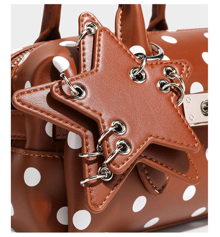 Kleine, strukturierte Mini-Henkeltasche mit Polka-Dot-Muster, Sternanhänger, Schnallriemen-Detail auf der Vorderseite, zwei Henkeln und abnehmbarem