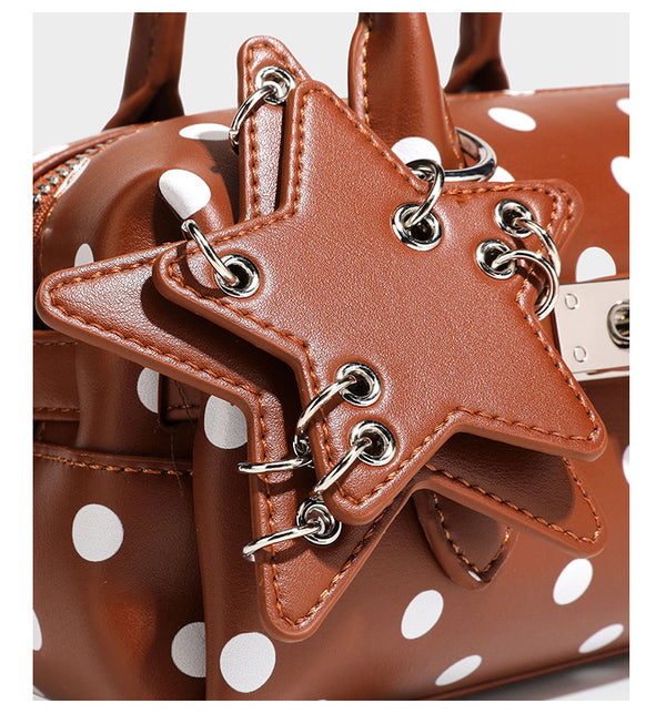 Kleine, strukturierte Mini-Henkeltasche mit Polka-Dot-Muster, Sternanhänger, Schnallriemen-Detail auf der Vorderseite, zwei Henkeln und abnehmbarem