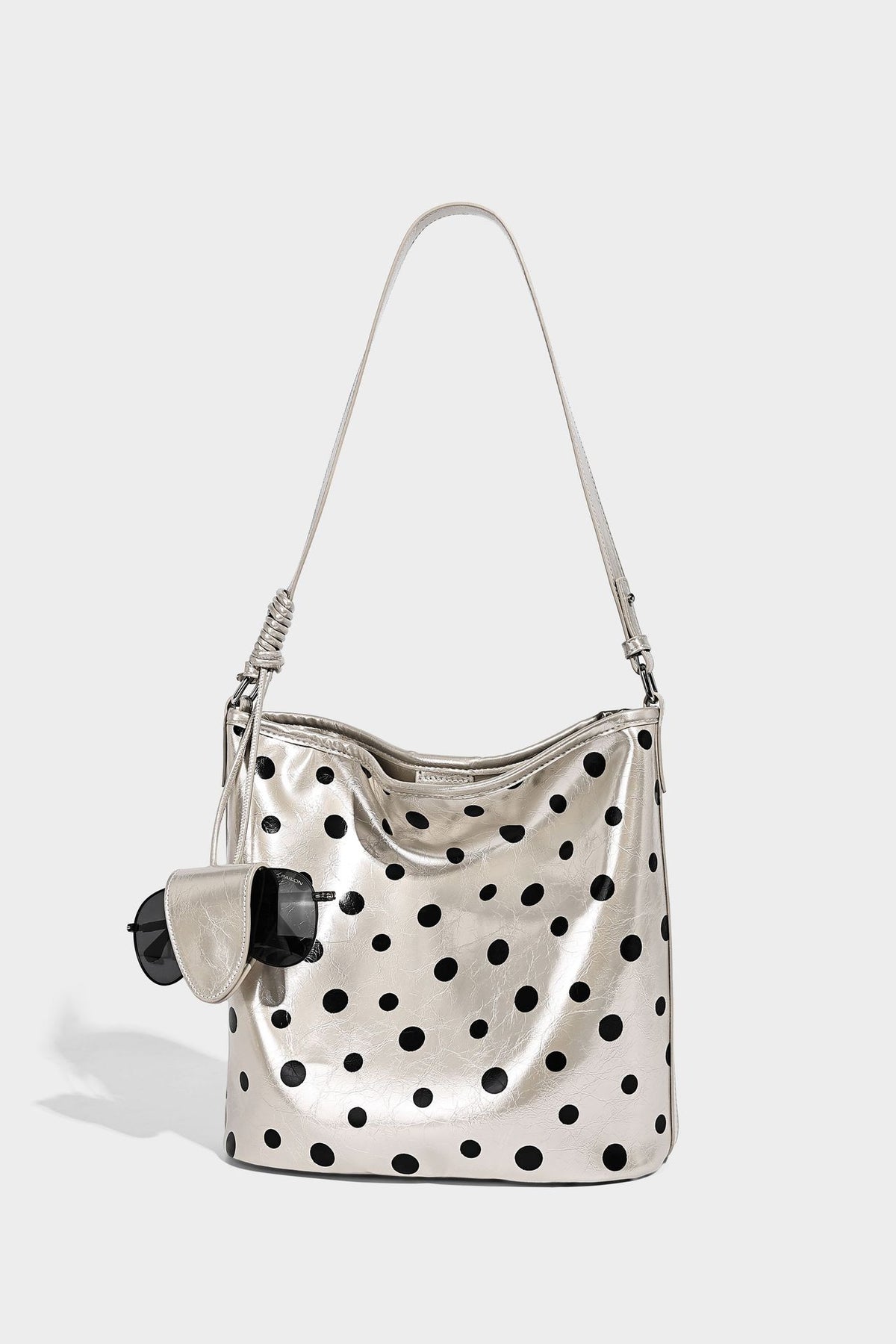 Glänzende Bucket-Bag mit schwarz-weißem Tupfenmuster, langem verstellbarem Riemen und Kordelzugverschluss, Detailansicht 10
