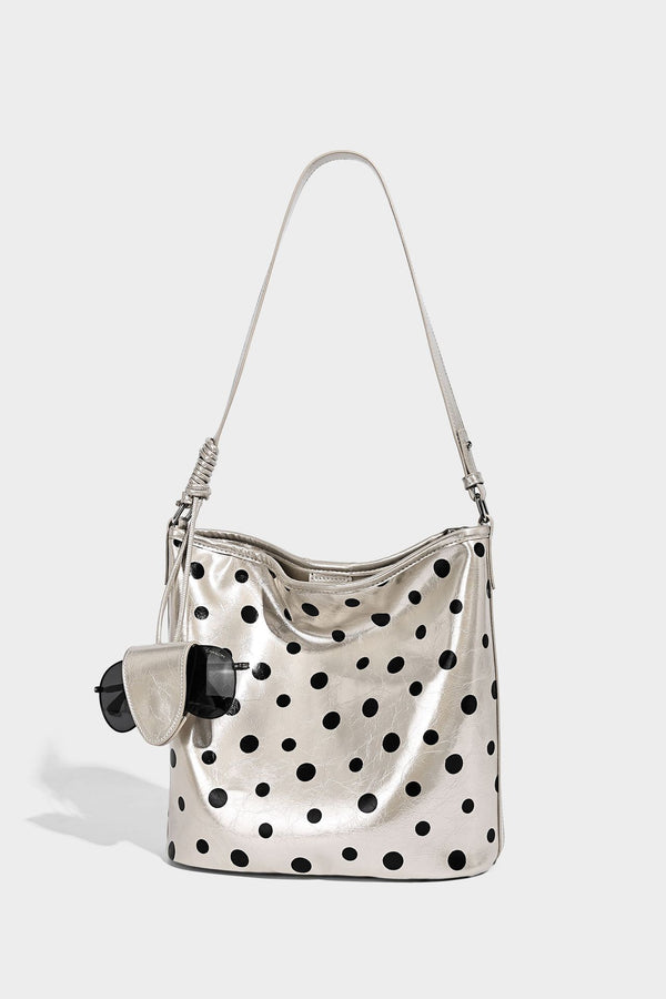 Glänzende Bucket-Bag mit schwarz-weißem Tupfenmuster, langem verstellbarem Riemen und Kordelzugverschluss, Detailansicht 10