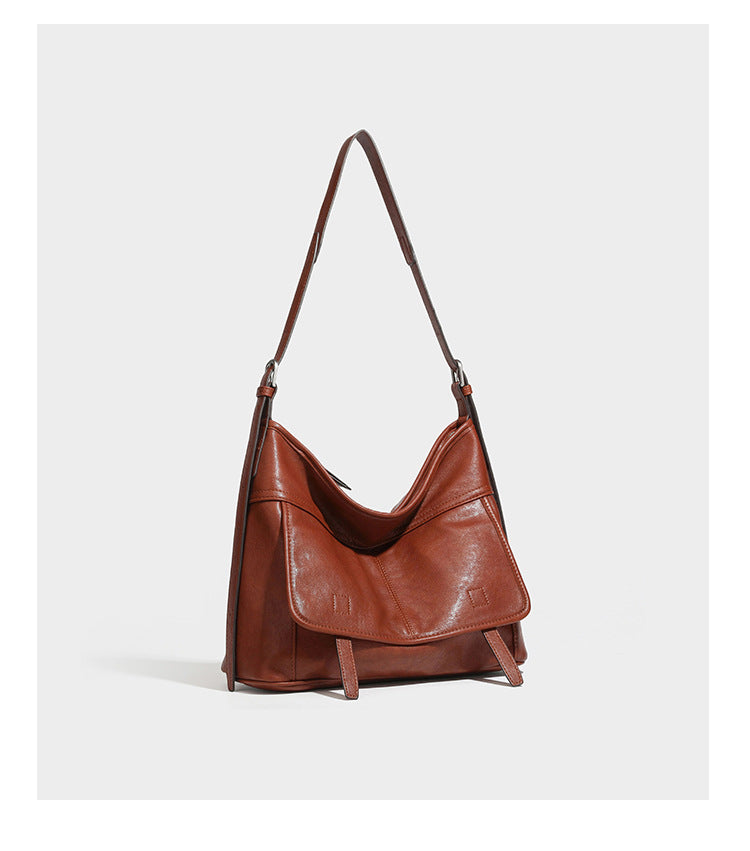 Weich fallende, geräumige Schulter- und Crossbody-Tasche in Lederoptik mit vorderer Klappentasche, Reißverschluss oben und langem verstellbarem Riemen