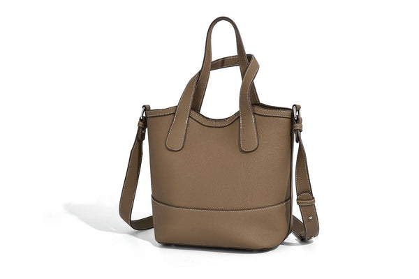 Formstabiler Shopper mit genarbter Oberfläche in Karamellbraun, zwei Henkeln, abnehmbarem Crossbody-Riemen und abnehmbarem Reißverschluss