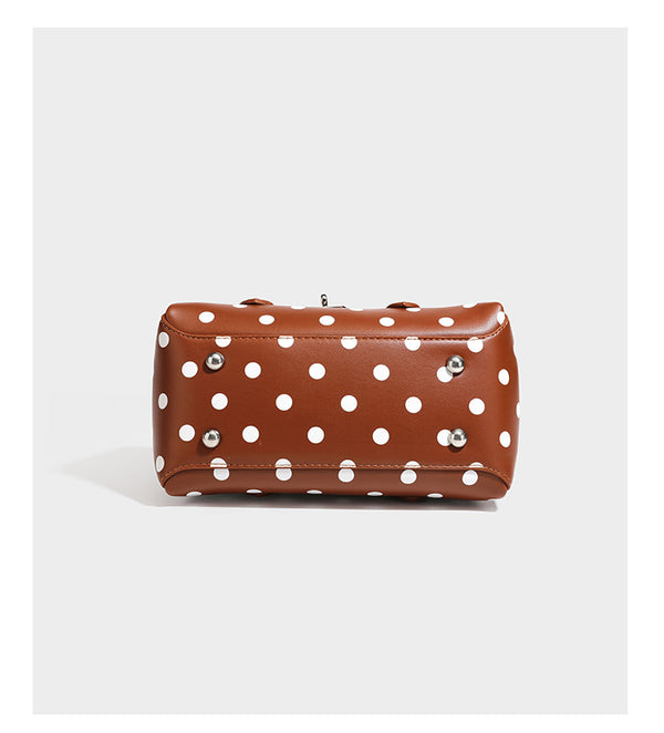 Kleine, strukturierte Mini-Henkeltasche mit Polka-Dot-Muster, Sternanhänger, Schnallriemen-Detail auf der Vorderseite, zwei Henkeln und abnehmbarem