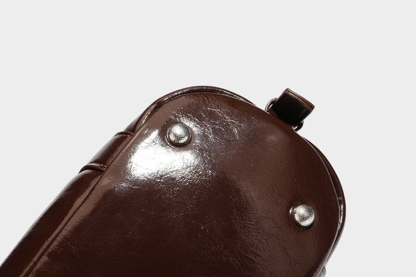 Strukturierte Schultertasche in glänzender Lederoptik mit abgerundetem Korpus, silberfarbenen Beschlägen, Reißverschlussfach auf der Vorderseite und Leopardenmuster