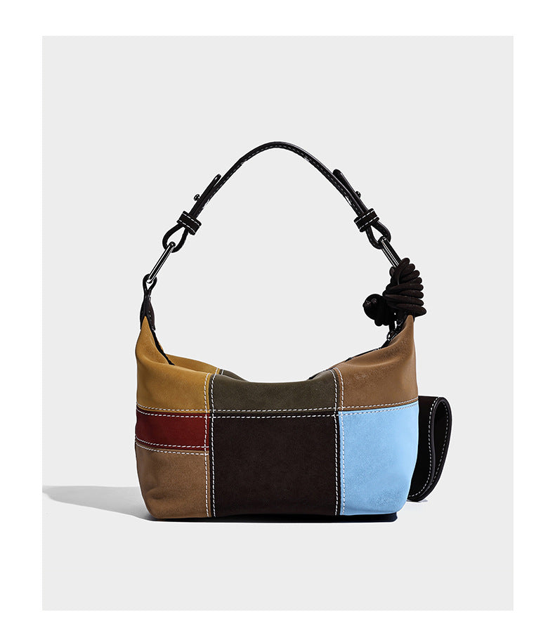 Kompakte Patchwork-Schultertasche mit geknotetem dunklem Henkel und mehrfarbigen Einsätzen in Braun, Camel, Senfgelb, Oliv, Burgunderrot, Schwarz und