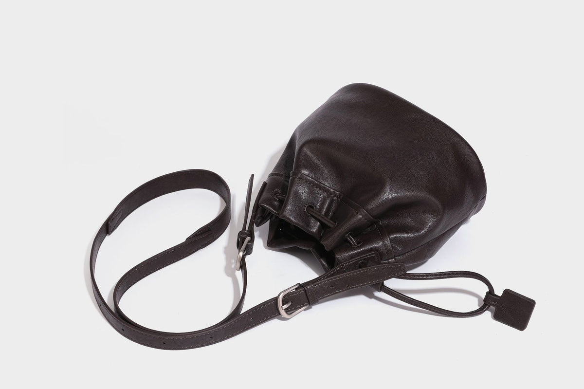 Kleine Beuteltasche in genarbter Lederoptik mit Kordelzug, verstellbarem Crossbody-Riemen und silberfarbenen Beschlägen, Detailansicht 32