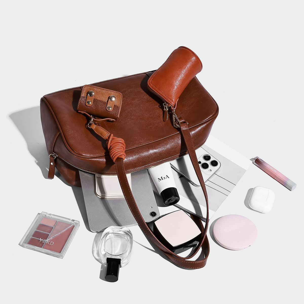 Strukturierte Boston-Schultertasche in glänzender Lederoptik mit zwei langen Trageriemen, Reißverschluss oben, goldfarbenen Metalldetails und zwei