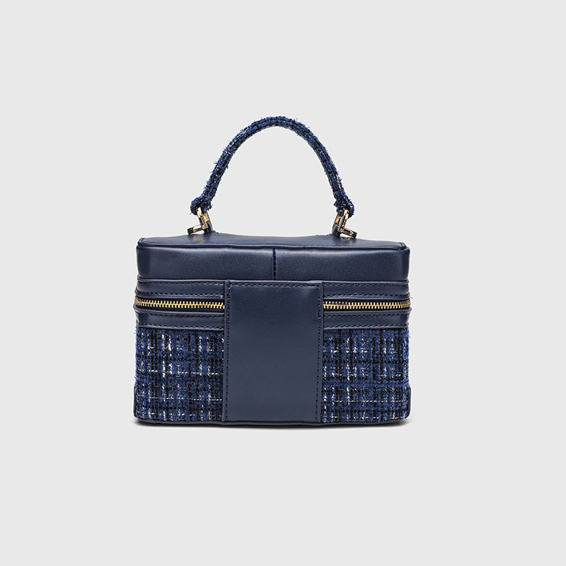 Strukturierte Mini-Handtasche in Boxform aus marineblauem Tweed und Lederoptik mit goldfarbenem Reißverschluss, geflochtenem Tragegriff und zwei abnehmbaren