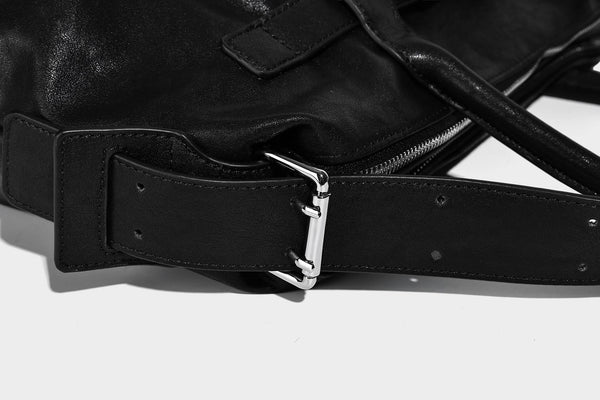 Glänzende, strukturierte schwarze Tote-Bag mit silberfarbenem Schnallenriemen, zwei Henkeln und abnehmbarem Schulterriemen, Detailansicht 27