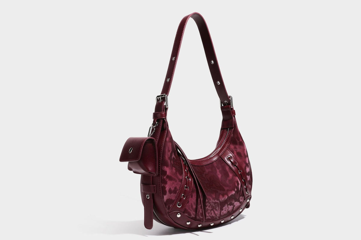 Crescent-Hobo-Schultertasche mit braunem Leopardenmuster, silbernen Nieten, Ösenbesatz, verstellbarem Riemen und abnehmbarem Mini