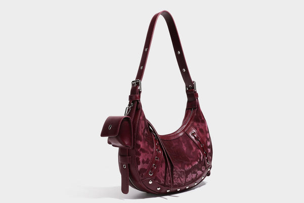 Crescent-Hobo-Schultertasche mit braunem Leopardenmuster, silbernen Nieten, Ösenbesatz, verstellbarem Riemen und abnehmbarem Mini