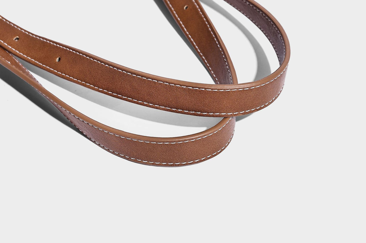 Große, strukturierte Schultertasche im Tote-Stil in Braun und Lederoptik mit langen Doppelriemen, Schnallenbeschlägen, Quasten-Anhänger und geschwungener