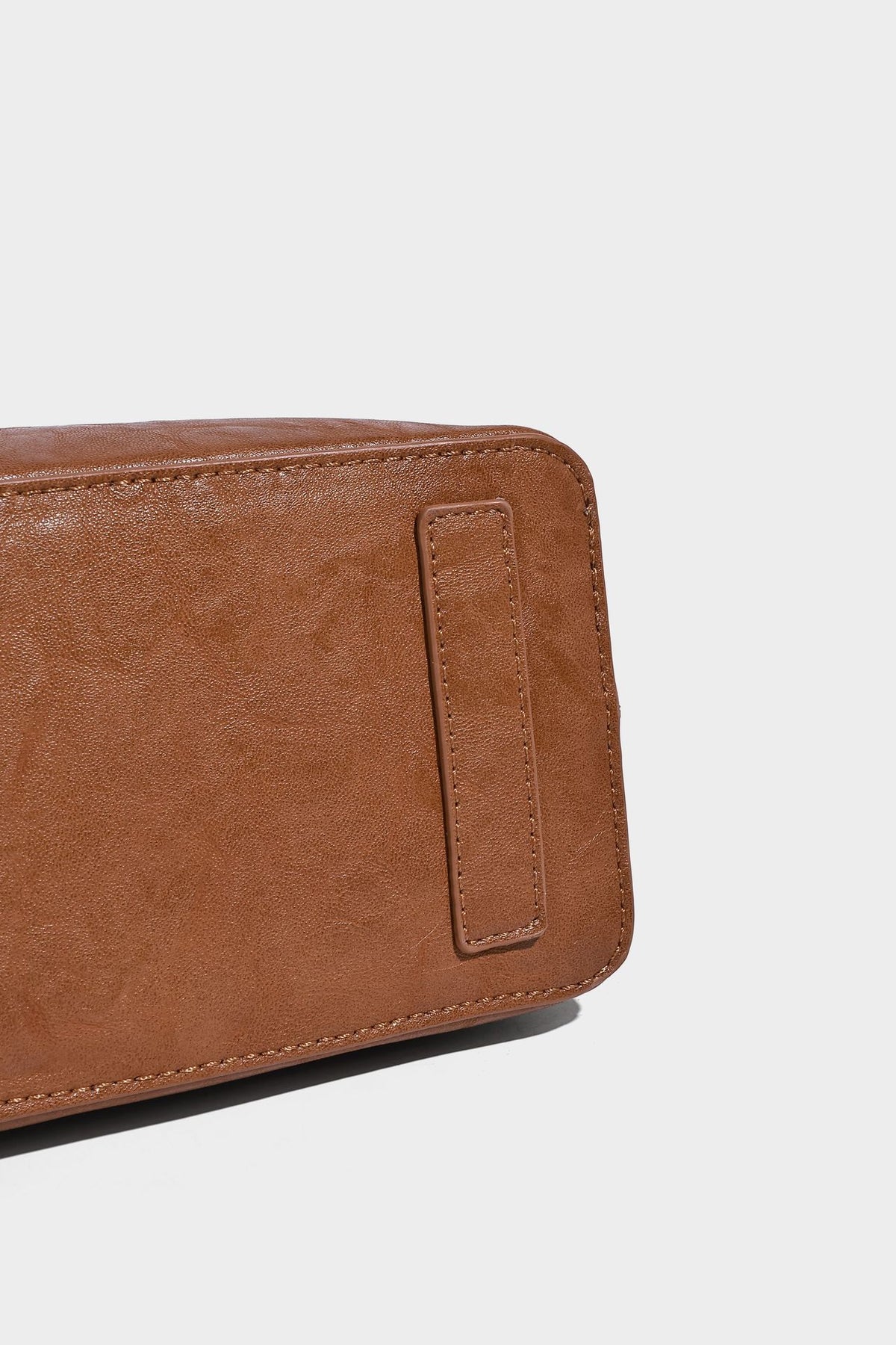 Glänzende Hobo-Schultertasche in Lederoptik mit abnehmbarem Mini-Etui und Logo-Beschlägen in Goldoptik, Detailansicht 23