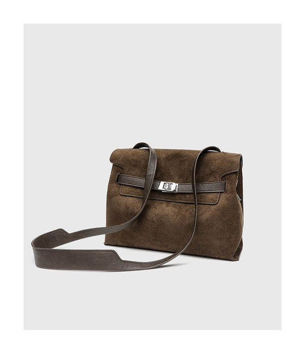 Schultertasche mit Umschlagklappe in kaffeebrauner Velourslederoptik, silberfarbenem Drehverschluss und dunklem Besatz in Lederoptik, Detailansicht 10