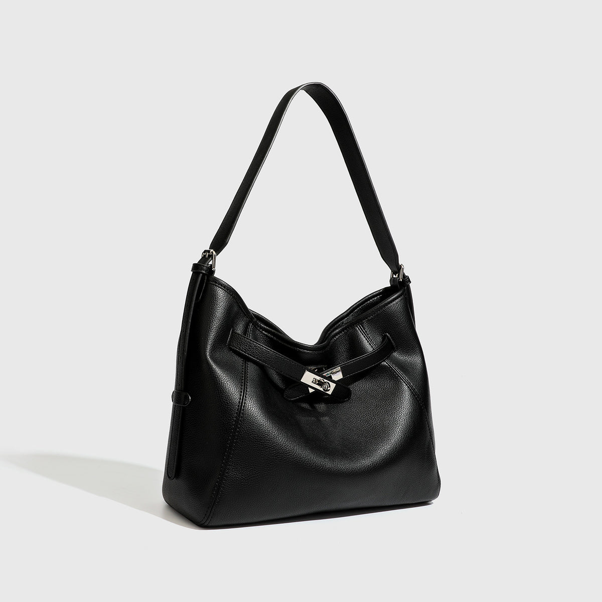Große schwarze Hobo-Schultertasche in genarbter Lederoptik mit silberfarbenem Drehverschluss auf der Vorderseite und einzelnem flachem verstellbarem
