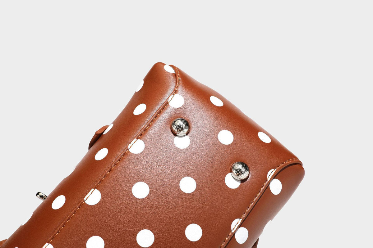 Kleine, strukturierte Mini-Henkeltasche mit Punktmuster, Sternanhänger, Schnallendetail auf der Vorderseite, zwei Henkeln und abnehmbarem