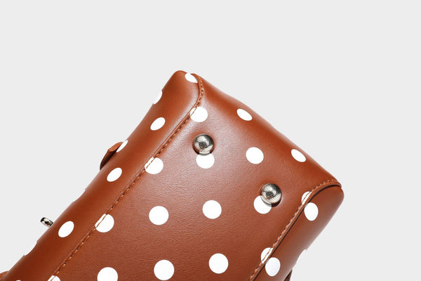 Kleine, strukturierte Mini-Henkeltasche mit Punktmuster, Sternanhänger, Schnallendetail auf der Vorderseite, zwei Henkeln und abnehmbarem