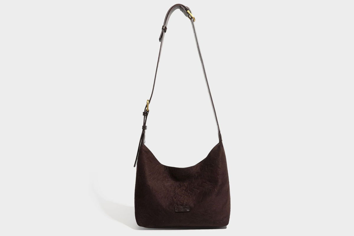 Dunkelbraune, weich fallende Hobo-Schultertasche mit strukturierter Oberfläche in Velourslederoptik, glatten Besätzen in Lederoptik und Details in Antikgoldoptik