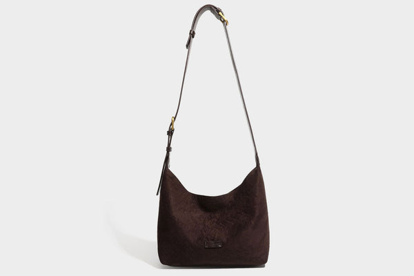 Dunkelbraune, weich fallende Hobo-Schultertasche mit strukturierter Oberfläche in Velourslederoptik, glatten Besätzen in Lederoptik und Details in Antikgoldoptik