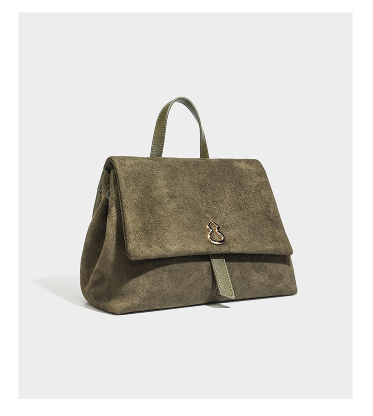 Formstabile Satchel-Tasche mit mattem Veloursleder-Finish, Überschlag, goldfarbenen Emblem-Beschlägen, kurzem Tragegriff und verstellbarem Crossbody-Riemen
