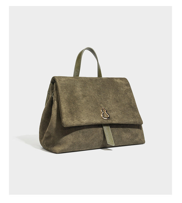 Formstabile Satchel-Tasche mit mattem Veloursleder-Finish, Überschlag, goldfarbenen Emblem-Beschlägen, kurzem Tragegriff und verstellbarem Crossbody-Riemen