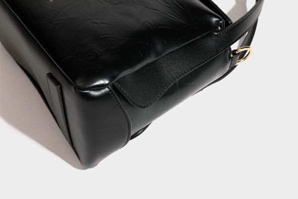 Glänzende, geknautschte Henkeltasche in Lederoptik mit goldfarbenen Emblem-Details und abnehmbarem Schulterriemen, Detailansicht 39