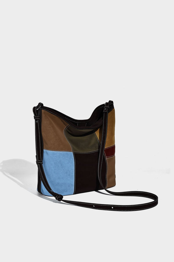 Weich fallende Patchwork-Bucket-Schultertasche mit Einsätzen in Dunkelbraun, Cognac, Senfgelb, Olivgrün, Rot und Hellblau sowie Kontrastnähten