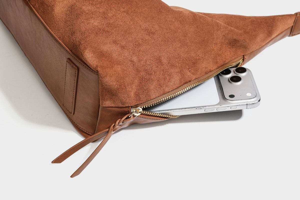 Lässig fallende Hobo-Schultertasche mit strukturierter Wildlederoptik, Reißverschluss oben, Quasten-Zippern und goldfarbenem, verstellbarem