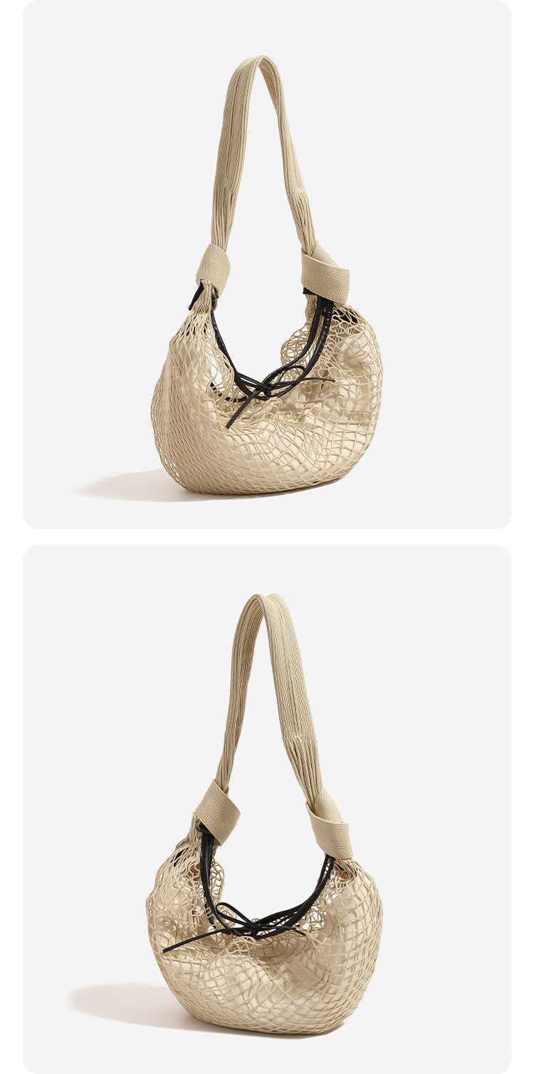 Lässig geformte, halbmondförmige Schultertasche aus gewebtem Mesh mit schwarchem Kordelzugverschluss und geripptem Strickriemen, Detailansicht 8