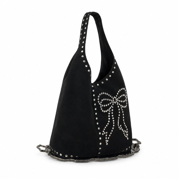 Oversize-Hobo-Schultertasche in schwarzer Velourslederoptik mit silberfarbenen Rundnieten und großem, mit Nieten besetztem Schleifenmotiv auf der Vorderseite, Detailansicht