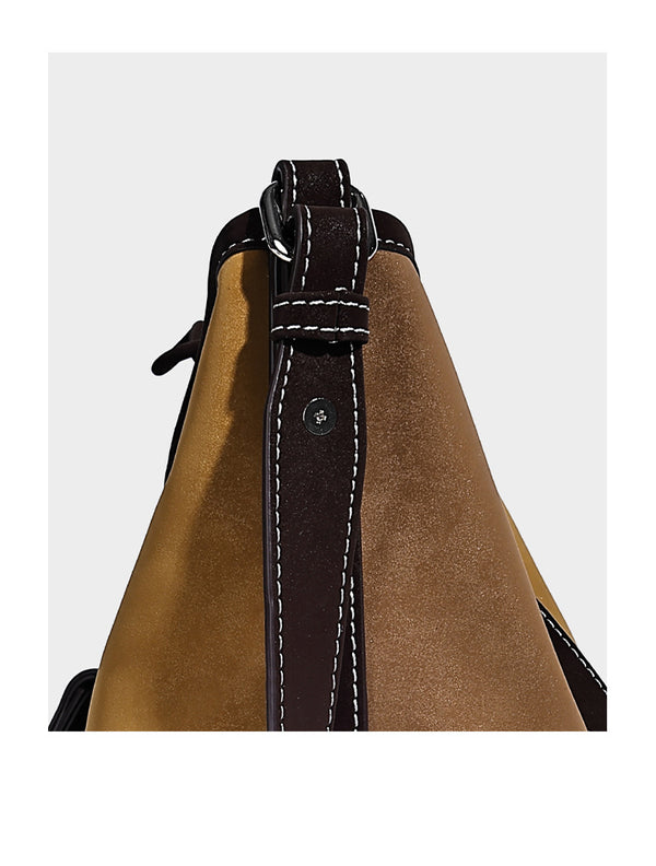 Weich fallende Patchwork-Bucket-Schultertasche mit Einsätzen in Dunkelbraun, Cognac, Senfgelb, Olivgrün, Rot und Hellblau sowie Kontrastnähten